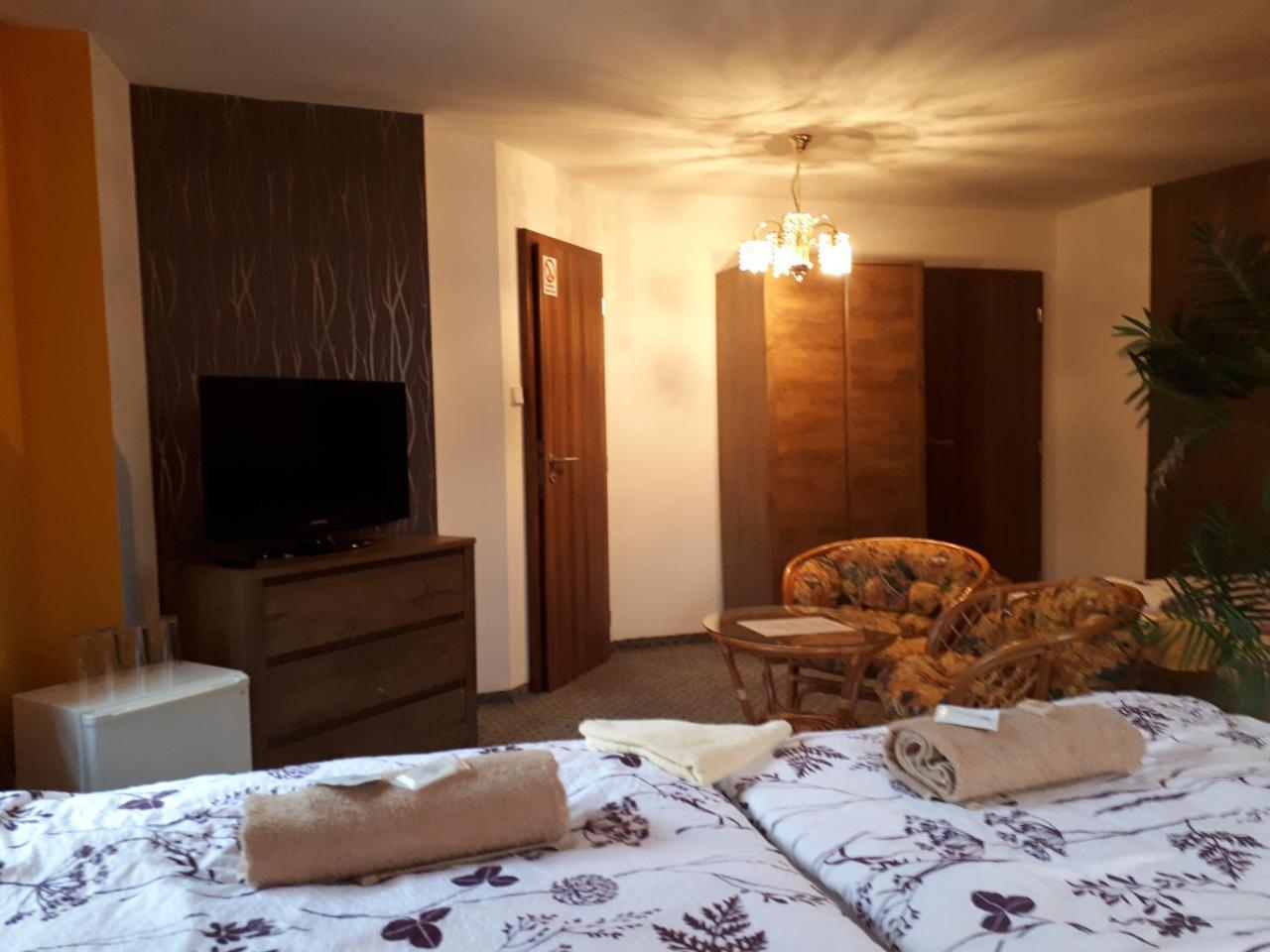 Penzion - Restaurant U Zámku Bečov nad Teplou Exterior foto